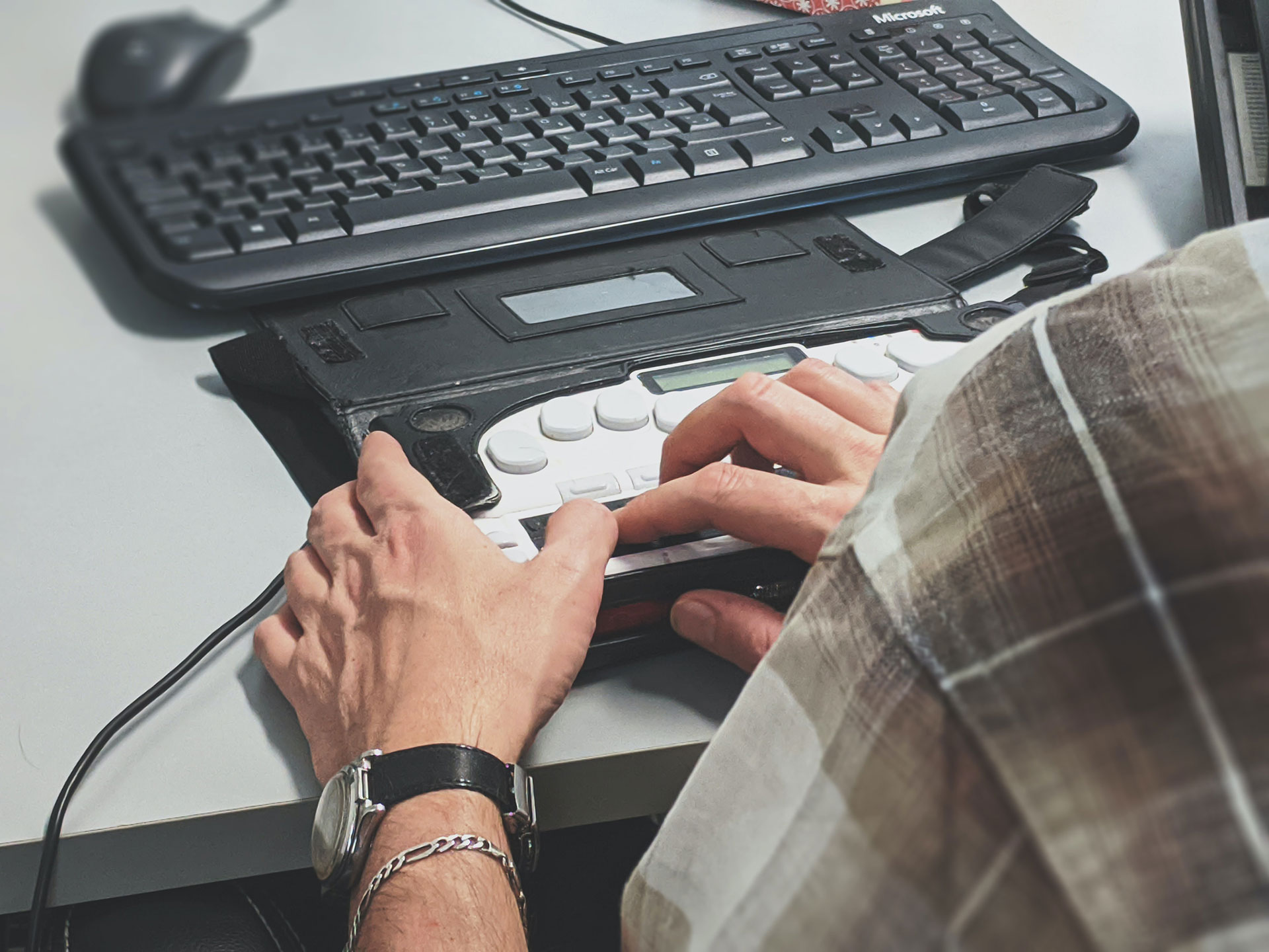 person using aoda wcag 2.0 keyboard promoting Sudbury web design